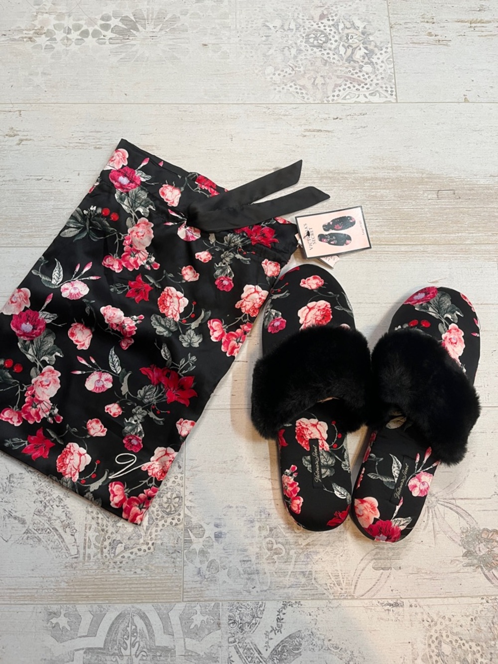 Victorias Secret Pink Floral Print Slippers Size Large